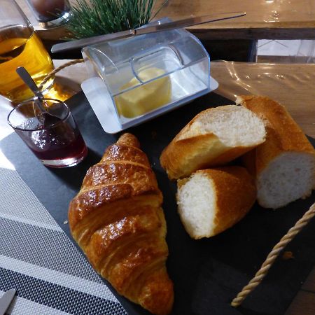 Bed and Breakfast Les Petites Brosses Montbizot Exteriér fotografie