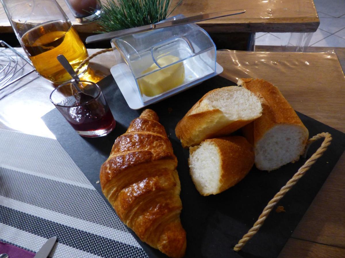 Bed and Breakfast Les Petites Brosses Montbizot Exteriér fotografie